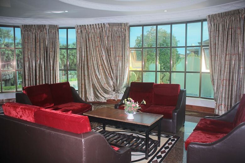 7 Makara Hotel