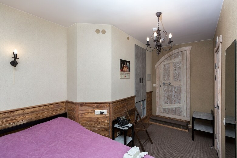 3 Gnoma Hotel