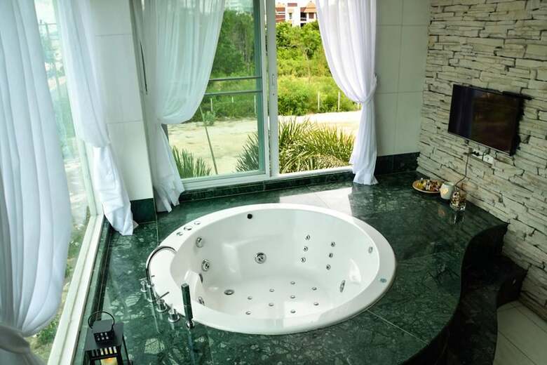 The Beach Palace 2br Luxury Beachfront
