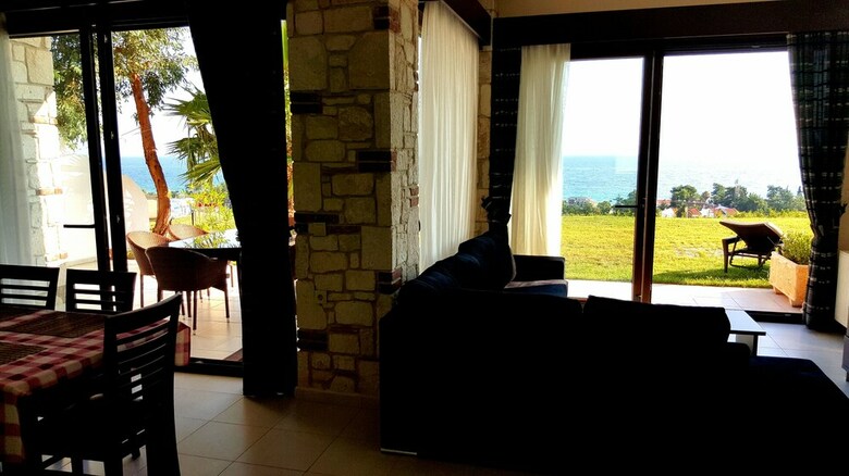 Bungalow White Apartments And Suites
