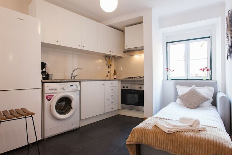 Moniz Studio Apartment - By Lu Holidays