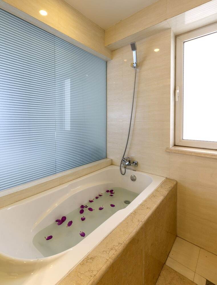 Jinjiang Peninsula Seasons Hotel