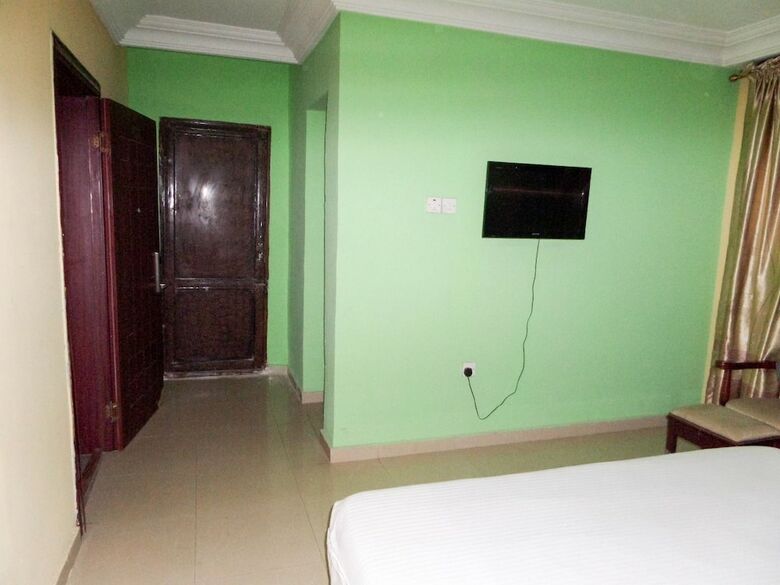 Golden Bird Hotel & Suites