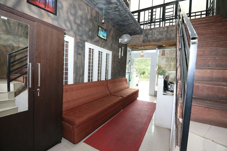 Hotel Oyo 8843 Taaza Residency