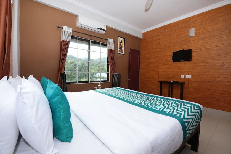 Hotel Oyo 8843 Taaza Residency