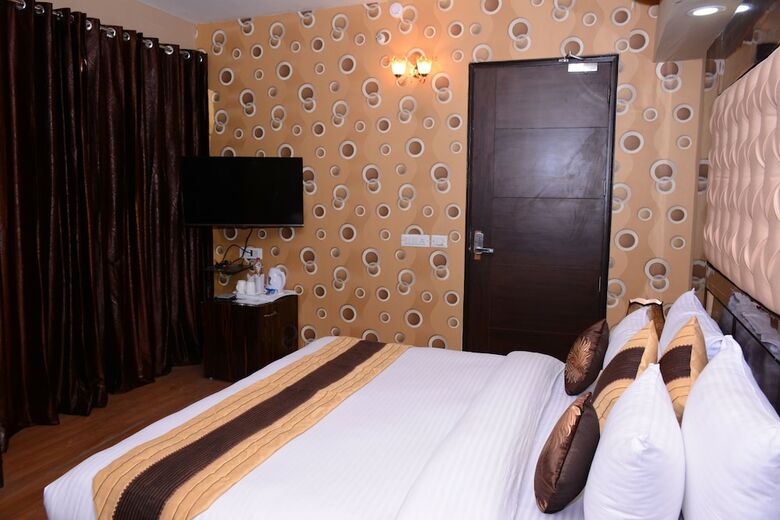 Hotel S. K Crown Park Naraina