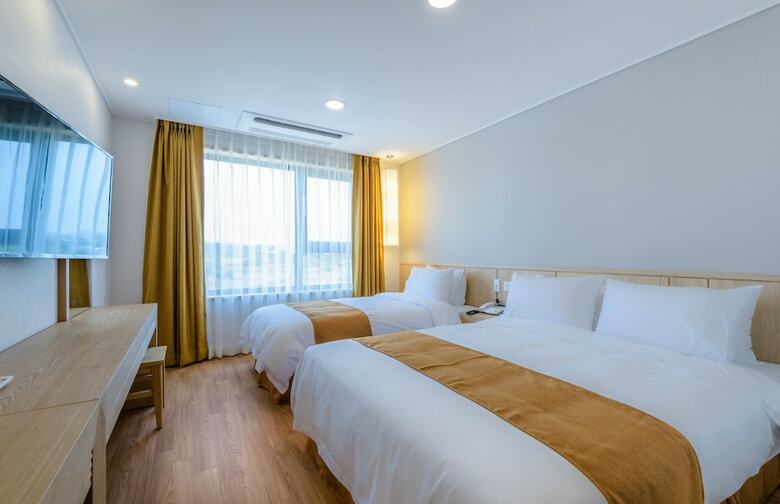 Thira Hotel