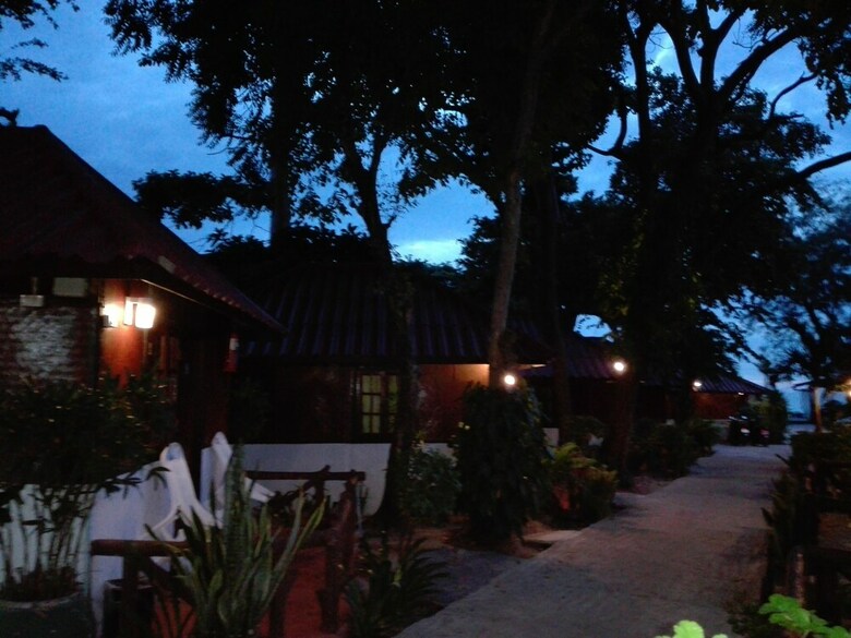 Hotel Haadrin Resort