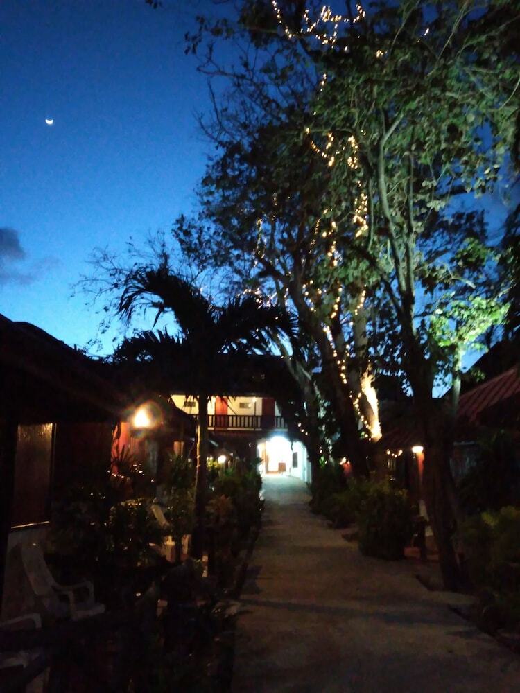 Hotel Haadrin Resort