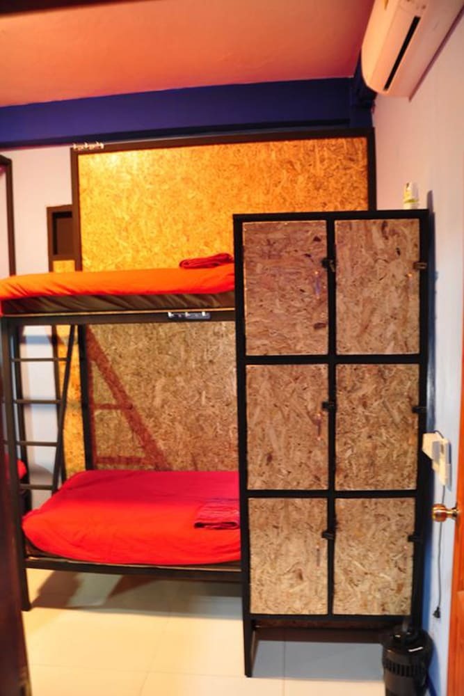 Hostal At Home Hostel