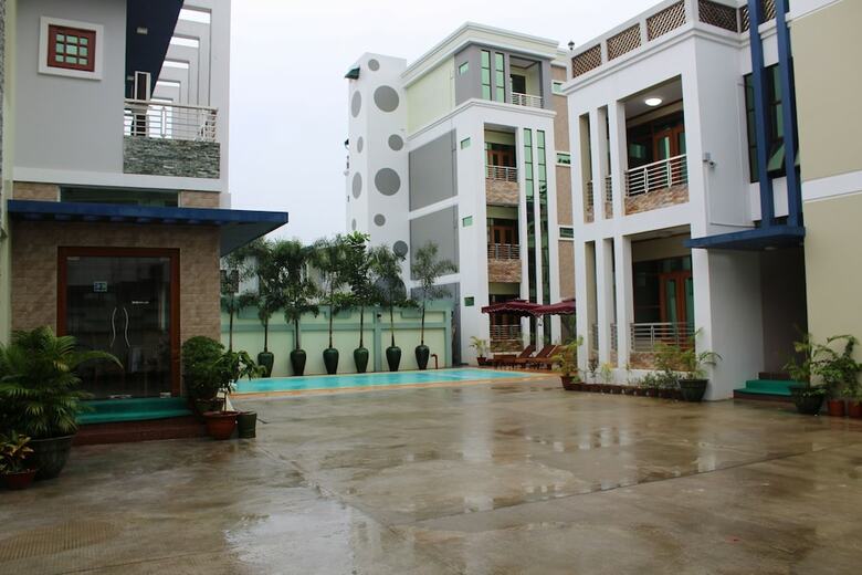 Ten Mile Hotel