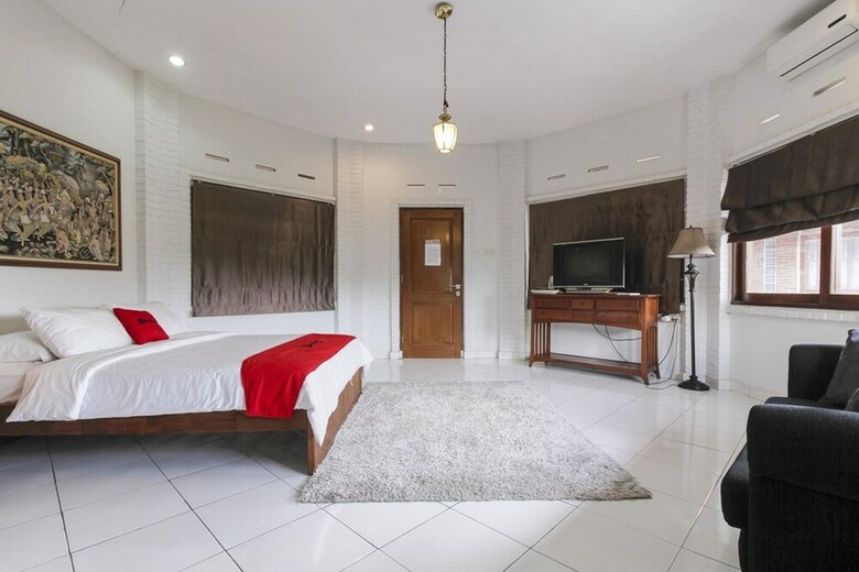 Hotel Reddoorz Plus Near Dago Pakar