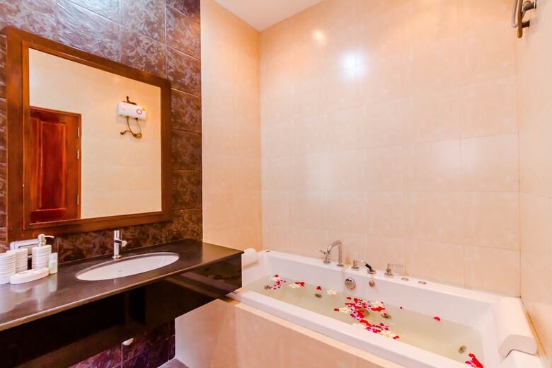 3 Bedrooms Pool Villa Walk To Patong