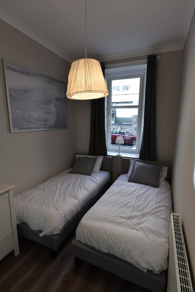 First - Meadowbank House Apartment