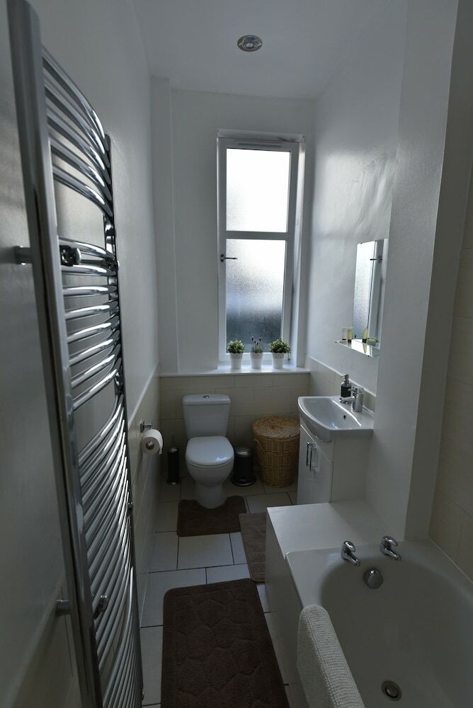 First - Meadowbank House Apartment