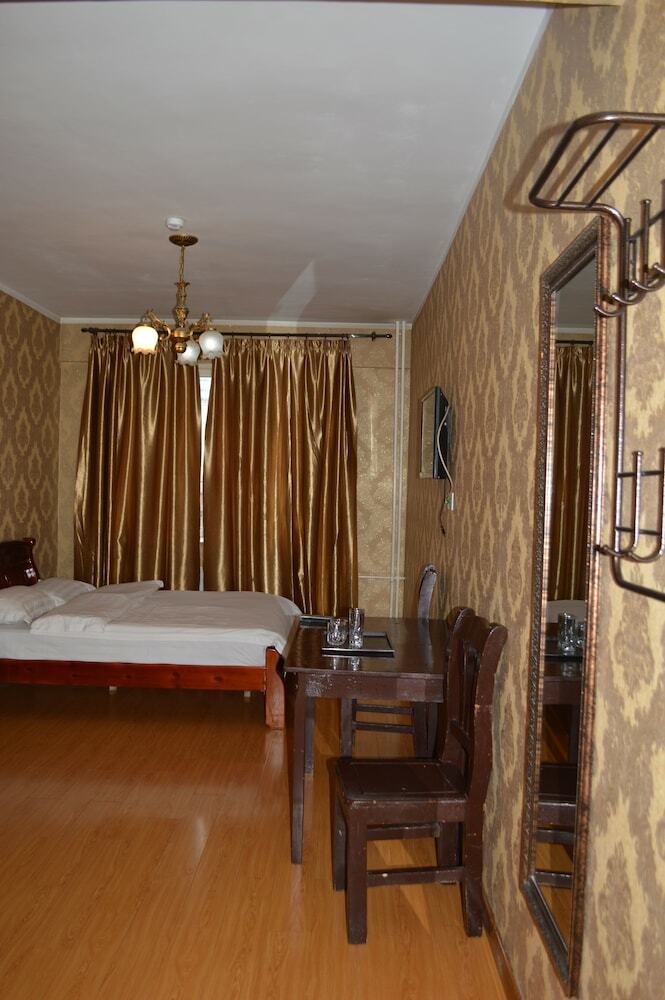 Land Hotel