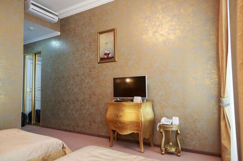 Hotel Lybid Plaza