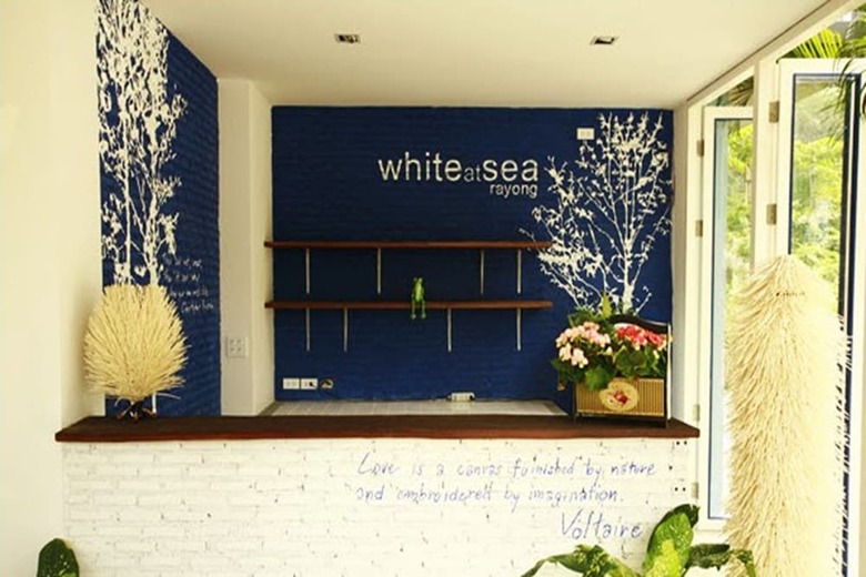 Hotel White At Sea Resort