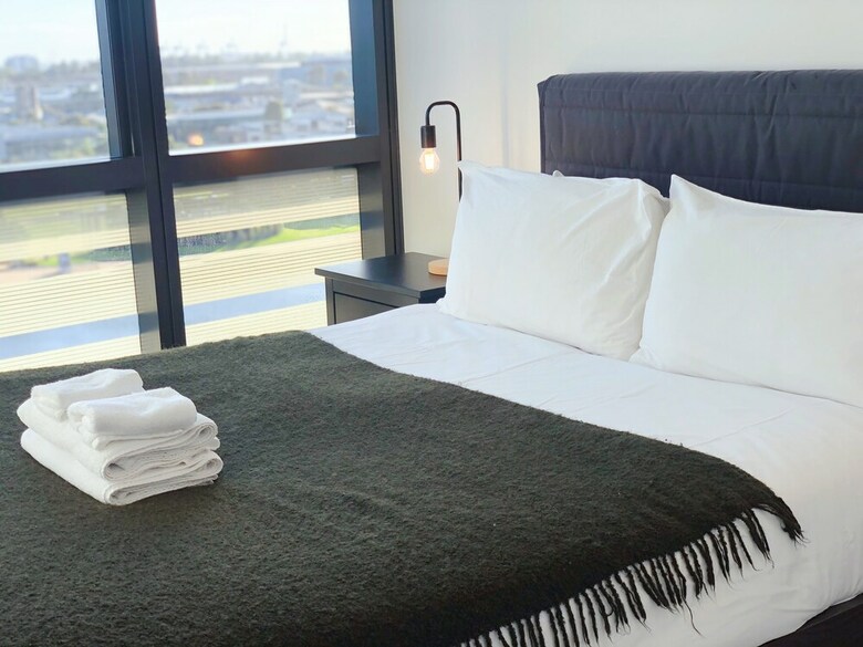 Melbourne Docklands Luxury Seaview Apartment