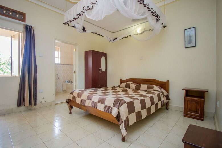 Golden Tripod Hotel