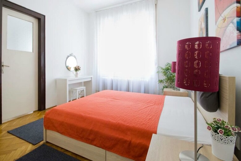 City Center Apartment For 7