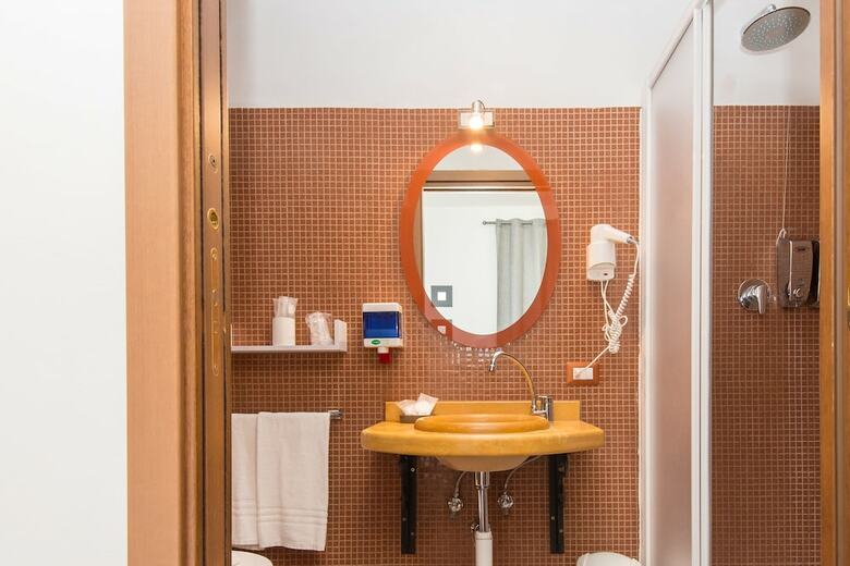 Hotel Eroom42 Guest House