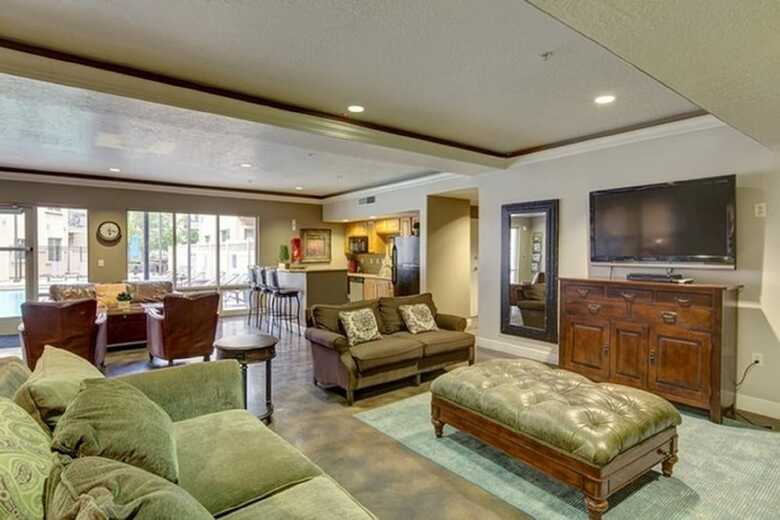 Downtown Condo By The Convention Center