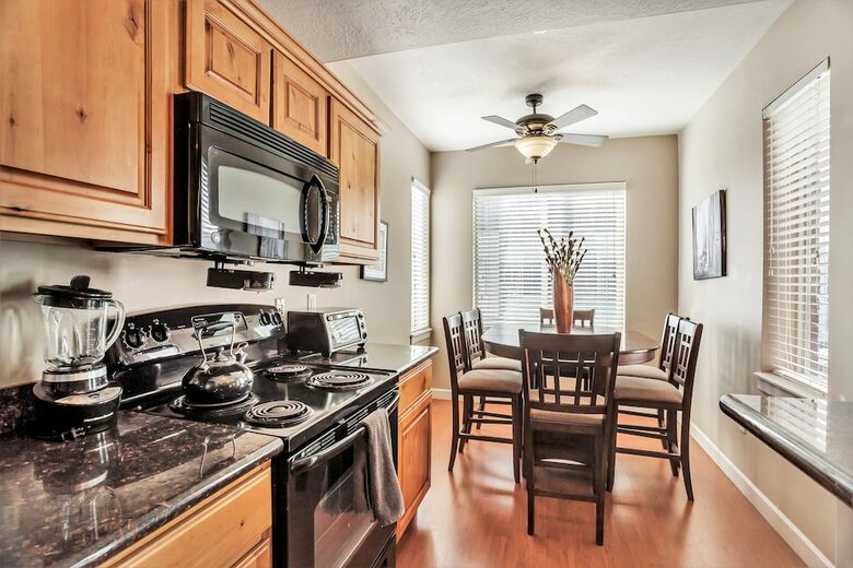 Downtown Condo By The Convention Center