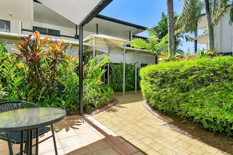 Cairns Reef Apartments & Motel