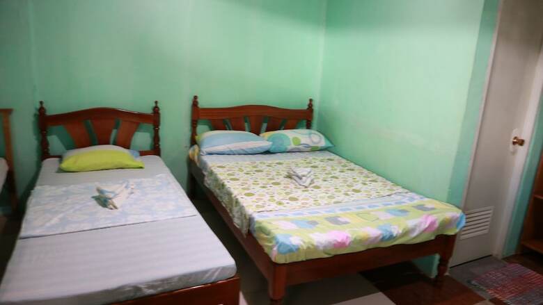 Hostal Dhayne Bed And Breakfast - Hostel