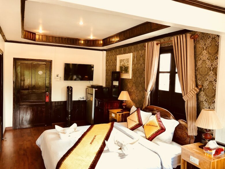 Merry Riverside Hotel