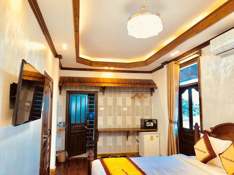 Merry Riverside Hotel