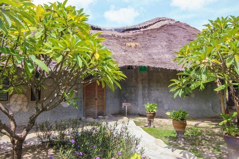 Hotel Naidee Sculptured Huts