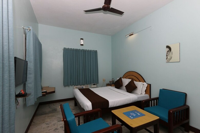 Hotel Oyo 7829 Santhi Inn
