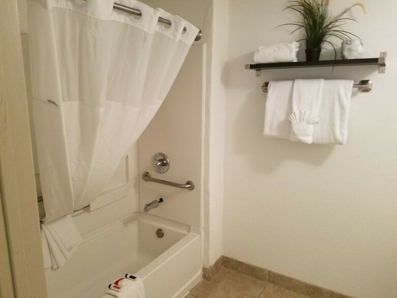 Hotel Ramada By Wyndham Tempe/at Arizona Mills Mall