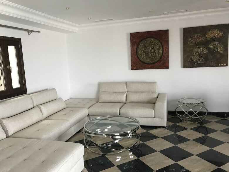 Instastay Front Line Harbor Apartment