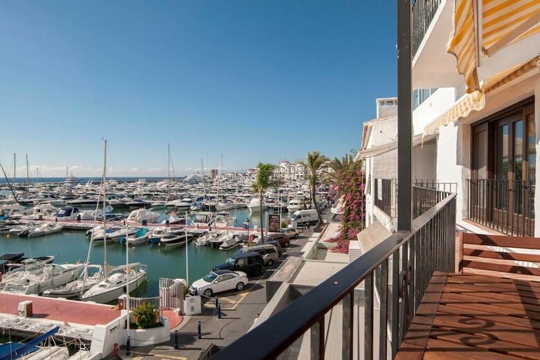 Instastay Front Line Harbor Apartment