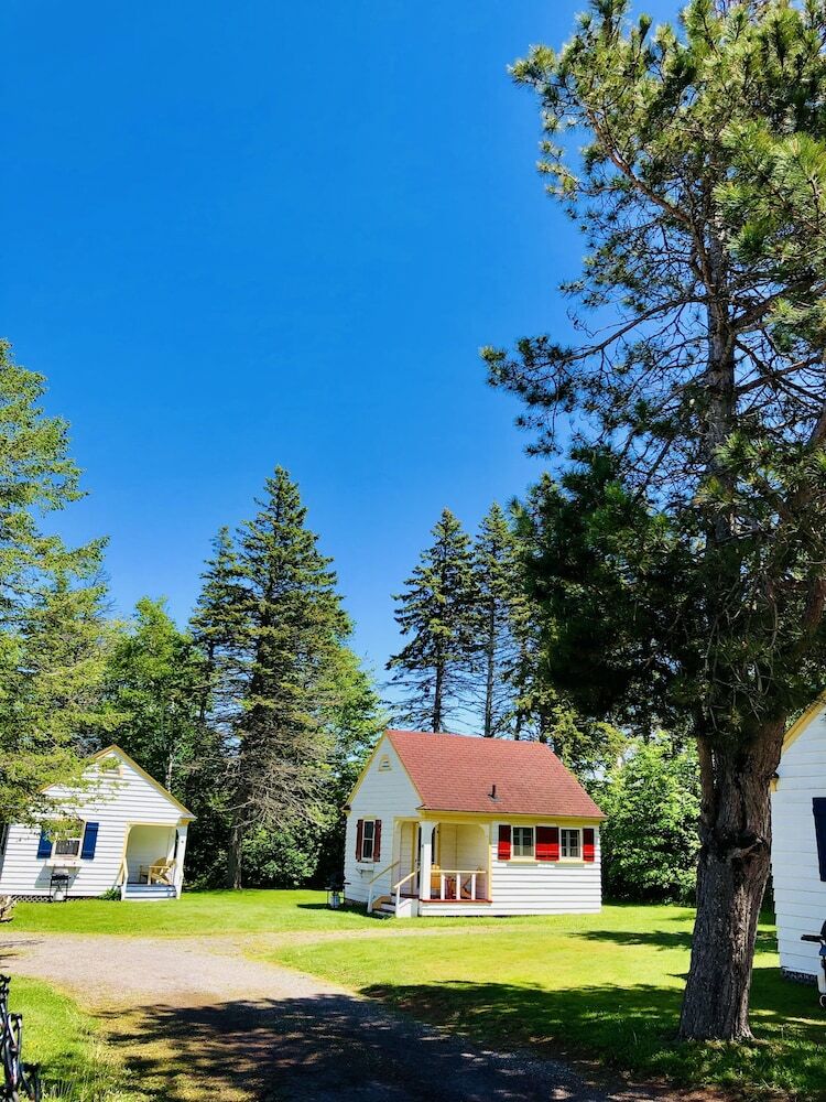 Green Gables Bungalow Court