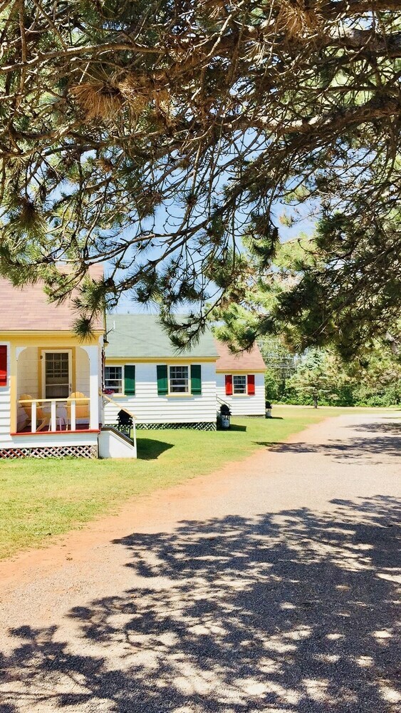 Green Gables Bungalow Court