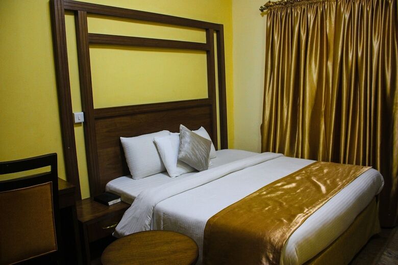Banex Hotel And Suites