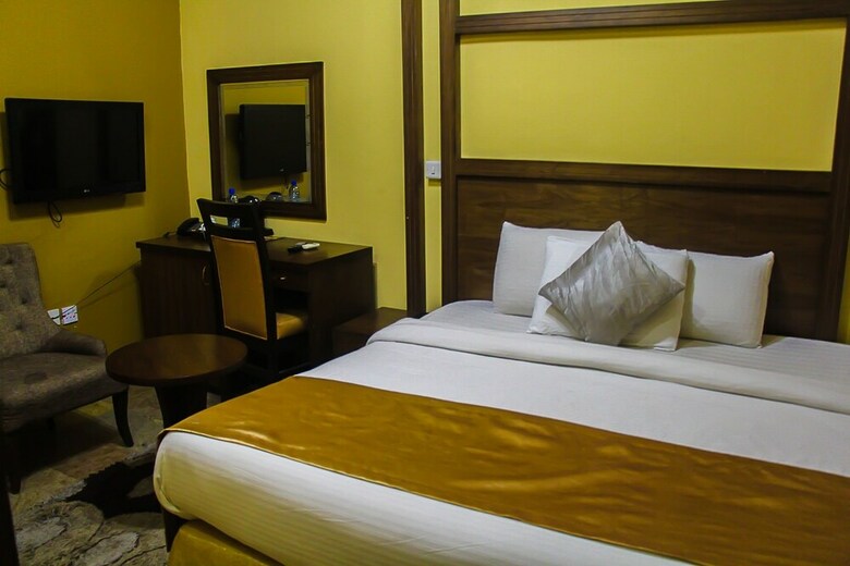 Banex Hotel And Suites