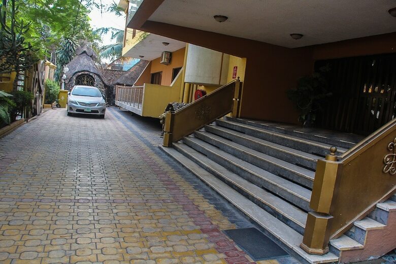 Banex Hotel And Suites