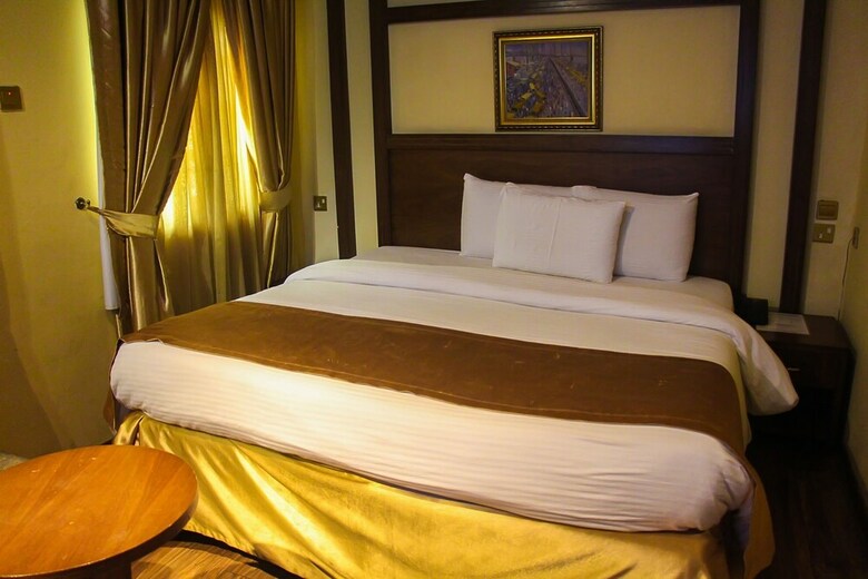 Banex Hotel And Suites