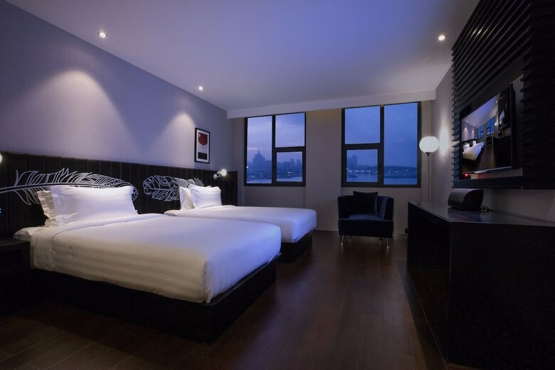 Orange Crystal Hotel Wusi Square Seaview