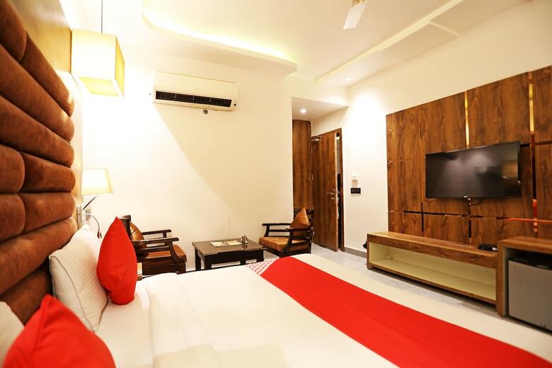 Oyo 8902 Hotel Ronald Inn