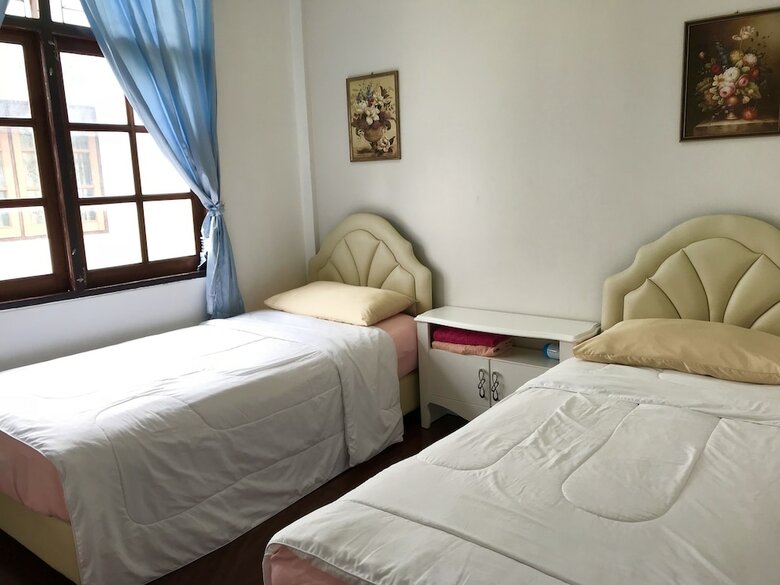 Hostal Sira?s House