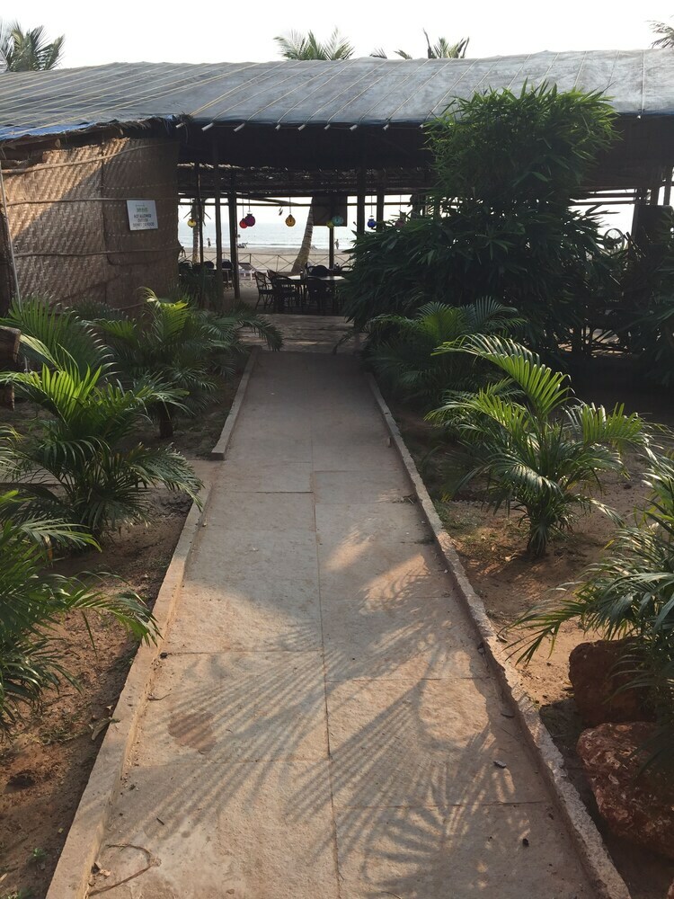 Hotel Morjim Coco Palms Resort