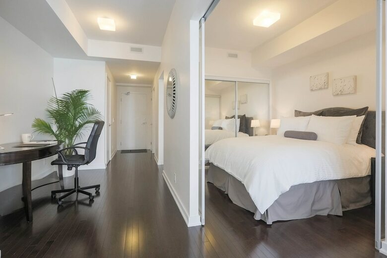 Noel Suites - York And Simcoe