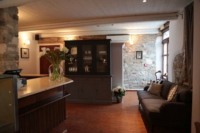 1883 Restaurant & Rooms
