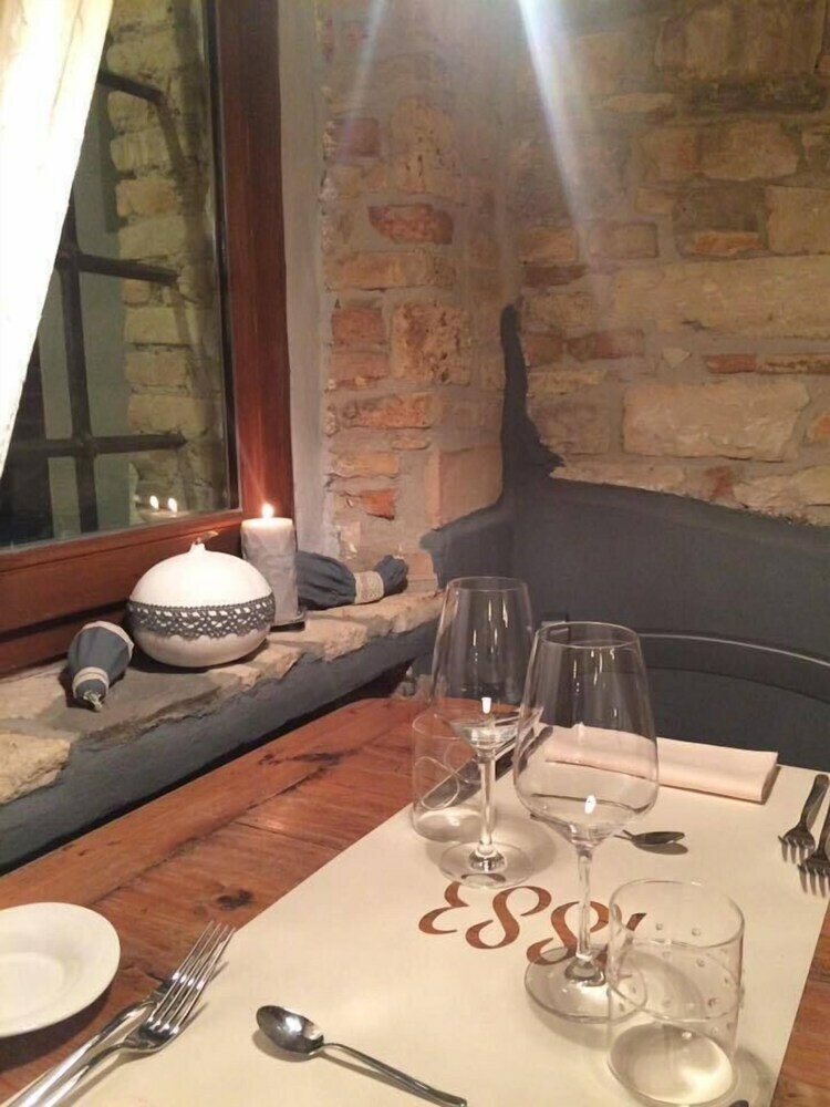 1883 Restaurant & Rooms